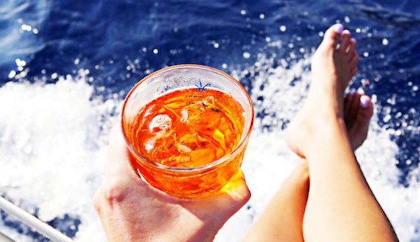 Aperitif auf dem Segelboot - Meer von Mondello