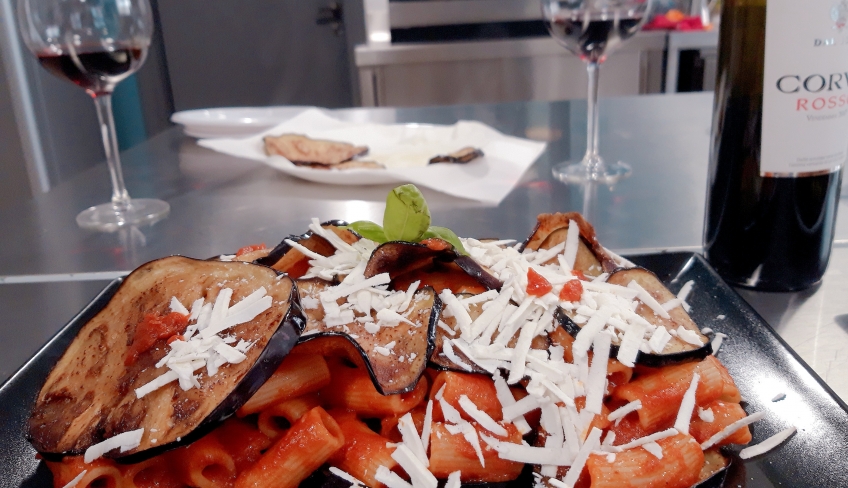 Pasta alla norma e vino